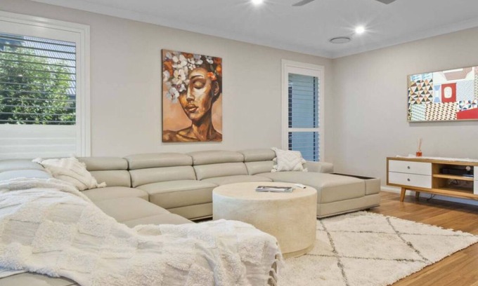 Lloyd House | Thane Retreat - Cosy Ambience, Modern Entertaining