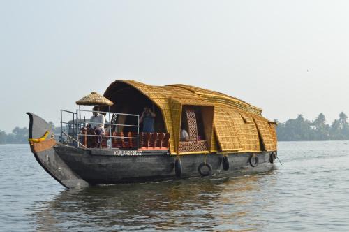 Mullakkal Boat Rental | Thara's Houseboat