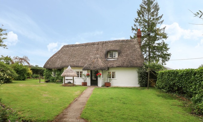 Buckland Newton Cottage | THATCH COTTAGE, pet friendly, with open fire in Buckland Newton