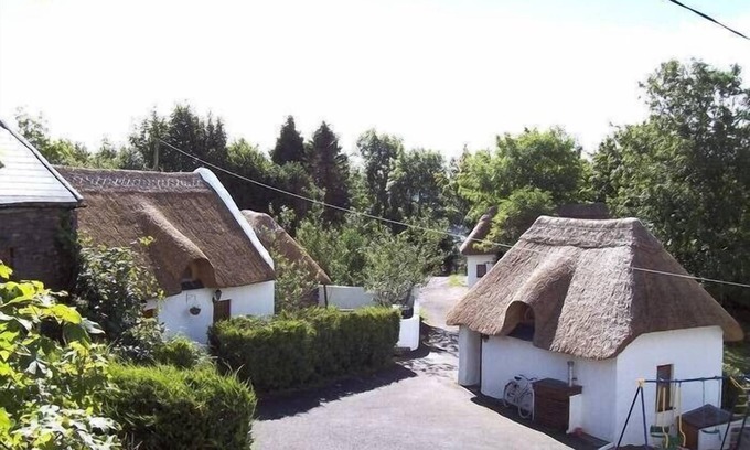 Shiplake Ski Chalet | Thatched cottage/200 year old farm house