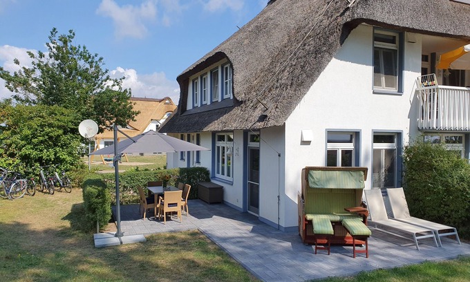 Stolpe auf Usedom Apartment | Thatched roof, 2 floors, 82m², private terrace, WiFi, 6 people, 2 bedrooms, large bathroom,