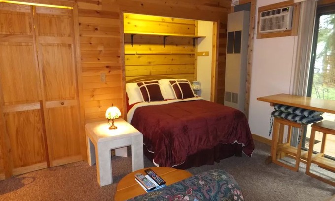 Alden Apartment | THAYER LAKE COTTAGE NEAR TORCH LAKE