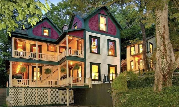 Eureka Springs Historic District Bed & Breakfast | The 1883 Peabody House Bed & Breakfast