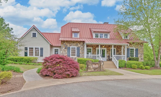 Toccoa Hotel | The 19th Hole Inn, Suite 2 at Currahee Club on Lake Hartwell