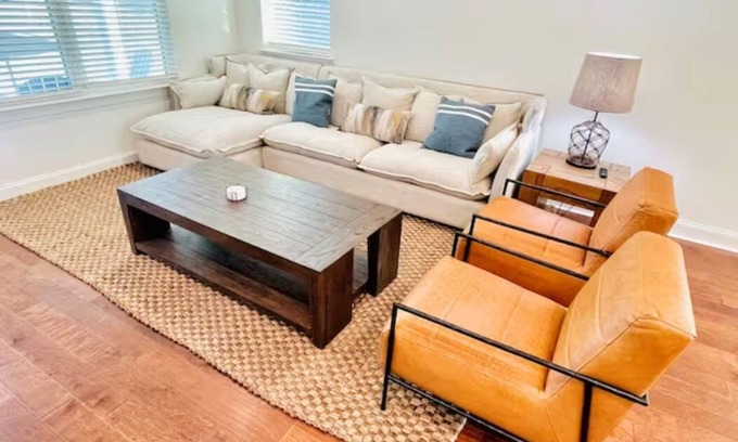 Oxford House | The 361, 3BR Family Retreat by Velvet Ditch Villas
