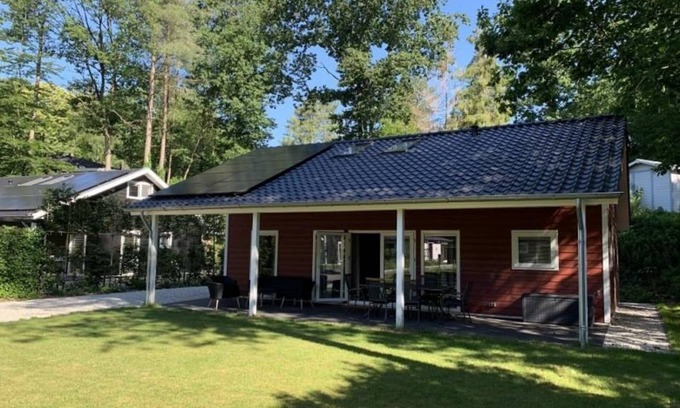 Municipality of Rhenen House | The 6-person Vakantievilla are very quiet, sunny and spacious, overlooking the spacious garden and forest edge.
