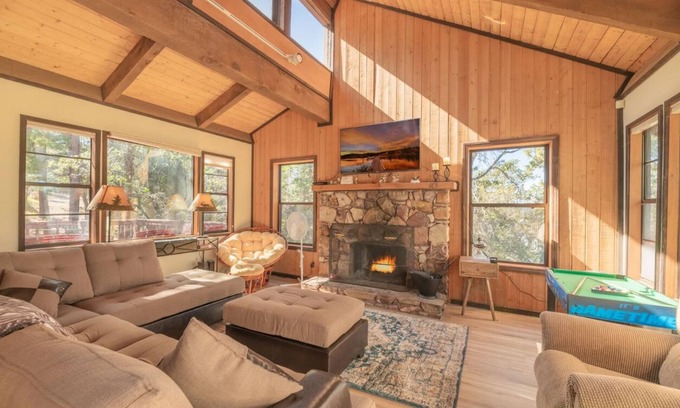 Upper Moonridge Cabin | The Abba's Nest + Hot-Tub & BBQ - Large Backyard!