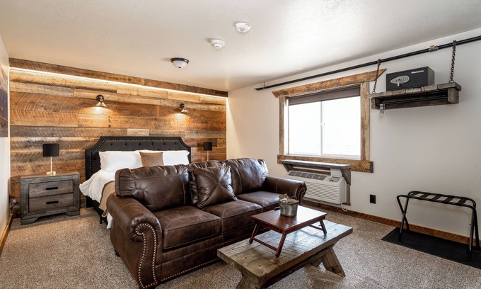 West Yellowstone Hotel | The Absaroka King Suite