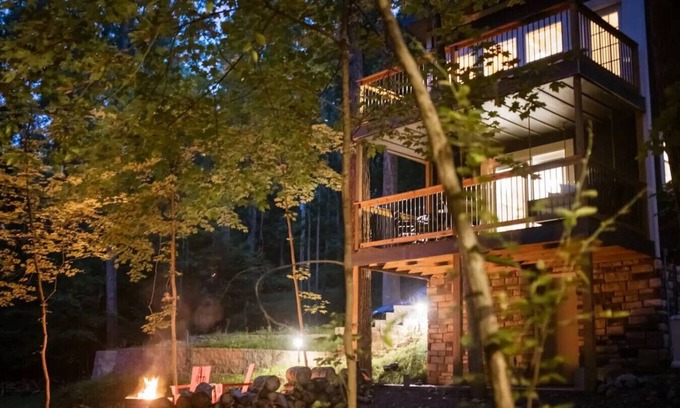 Rockbridge Cabin | The Acorn: Hot tub, Private Trail, Firepit, Swing