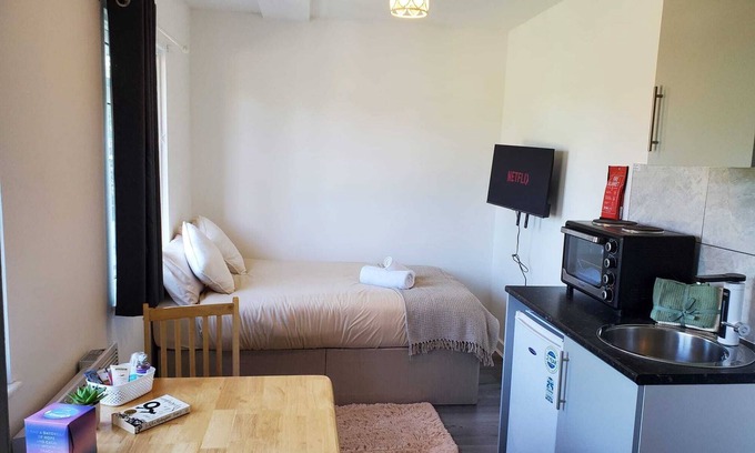 Heathrow Villages Apartment | The Airport Getaway. 3 mns drive from Heathrow Aprt, relaxing and cosy space