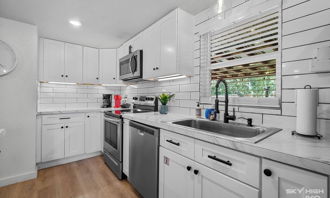 Downtown House | The All American - Pet Friendly, Direct Trail Access & Walk To Crystal Bridges!
