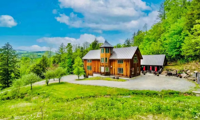 West Woodstock House | The All Seasons - Enclosed Heated Pool, Hot Tub, Fire Pit