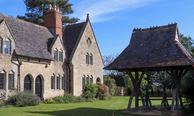 Forthampton House | THE ALMS HOUSE EAST, pet friendly, with open fire in Tewkesbury