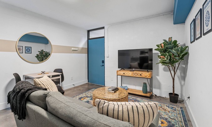 Virginia Highland Apartment | ~The Amelia~ Rooftop Skyline Cozy Walkable