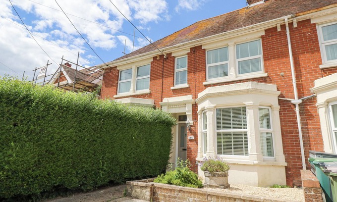 Bembridge Cottage | THE ANCHORAGE, pet friendly, with a garden in Bembridge