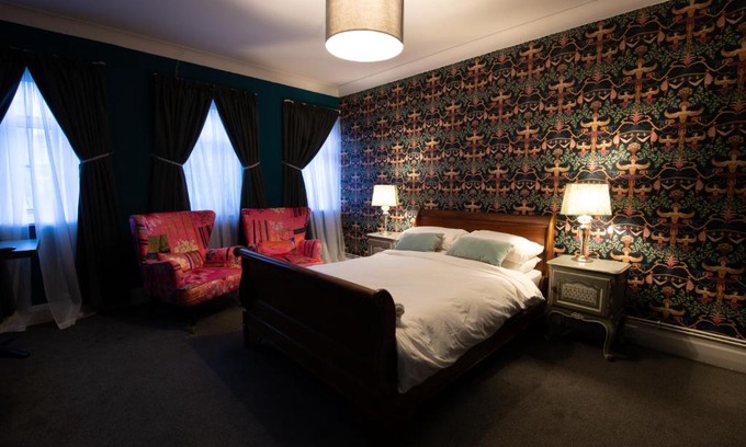 Bromley South Hotel | The Angel of Bow