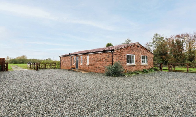 Wisbech Cottage | THE APPLE SHED, pet friendly, with hot tub in Wisbech