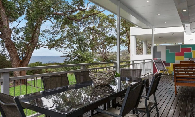 Vincentia House | The Art Cottage- Beachfront - Pet Friendly