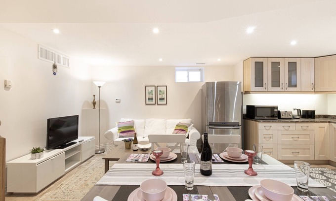 Richmond Hill House | The Artist House in Downtown Richmond Hill [2bdrm|1 bath]