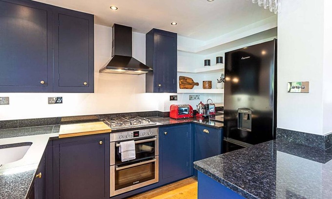 Camden Town Apartment | The Artist's House, Alma Street