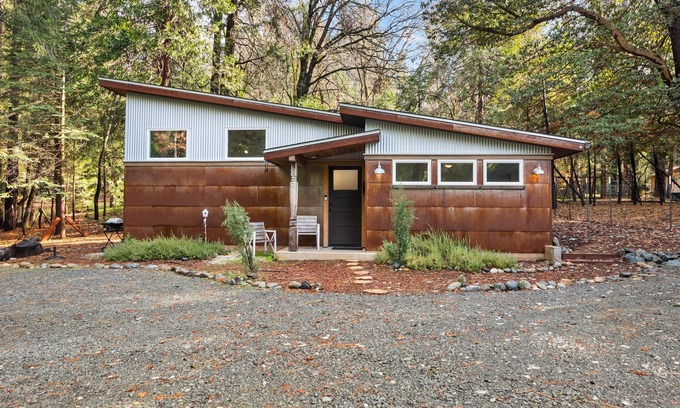Nevada City Cottage | The Artist Studio The Artist Studio - Swanky Little Hideout