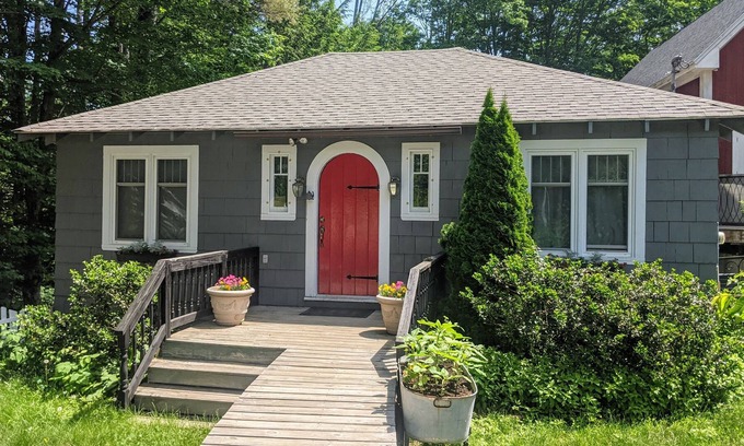 Meredith Cottage | The Artists Cottage is located in Meredith, NH right in the heart of the Lake Winnipesaukee area!