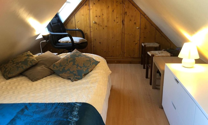 Woking House | The Artist’s Hideaway. Pet friendly