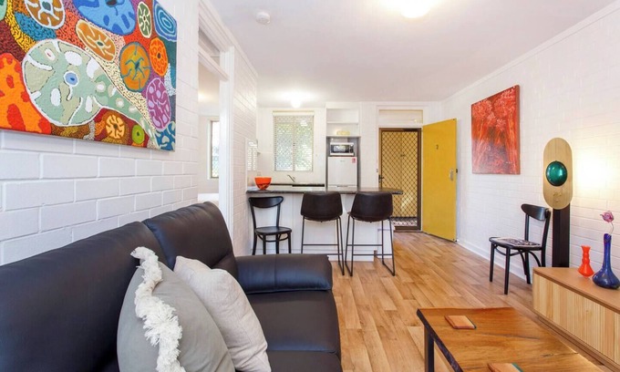 Fremantle Apartment | The Arundel is located within a minutes walk to the Cappuccino strip , fremantle Markets and the many cafes, bars and restaurants right on your doorstep: