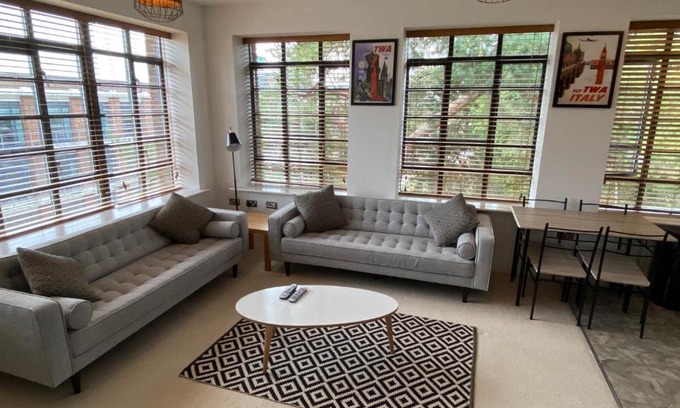 Rushmoor District Apartment | The Aviator Apartment - Farnborough - Allocated Parking, WI-FI & Self Check-in