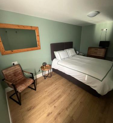 Heath and Reach Hotel | The Axe and Compass