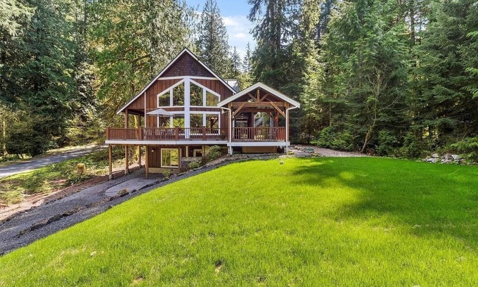 Glacier Ski Chalet | The Baker Chalet - 3 Spacious Levels, AC, EV, Hot Tub, Pool Table, Mountain View