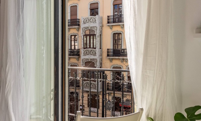Centro - Sagrario Apartment | THE BALCONIES OF THE GRAN VIA: COMFORT IN THE HEART OF GRANADA