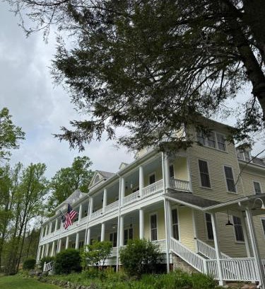 Sylva Hotel | The Balsam Mountain Inn