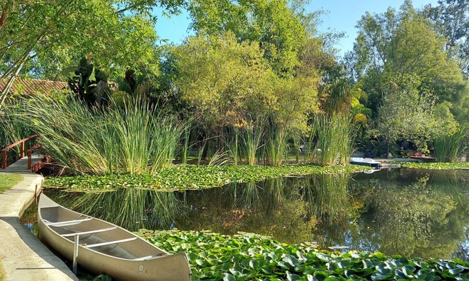 Vista House | The Bamboo Lake House-3 bedroom 2 bath on private lake w/pool and tennis court