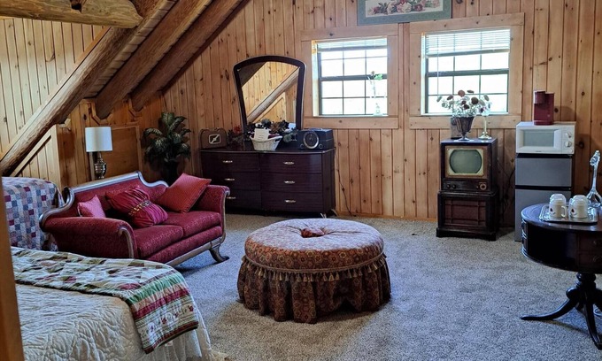 Mico Bed & Breakfast | The Bandera Suite | San Antonio & Medina Lake Luxury Log Cabin