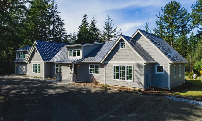 Bandon House | The Bandon Manor is the premier luxury vacation home near Bandon Dunes Resort