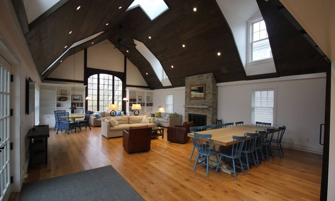 Brant Point House | "The Barn" - 1800s barn recently renovated, 5 min walk from ferry or downtown