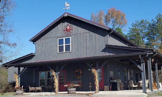 Tennga House | The Barn at Frog Hollow, Delano. Rare find with 5 bedrooms, sleeps up to 15!