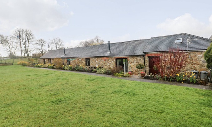Kilgetty Cottage | THE BARN AT HARROLDS FARM, pet friendly, with open fire in Kilgetty