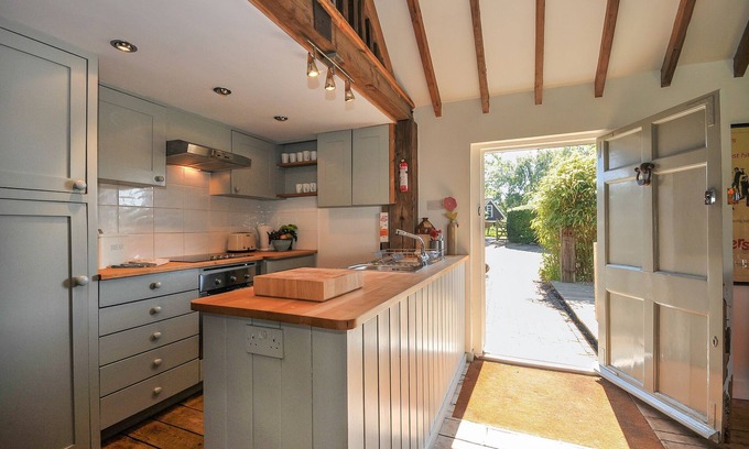 Camber House | The Barn, Camber. Sleeps 6 guests in 3 bedrooms