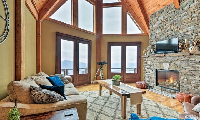 Caldwell House | The Barn House Caldwell Mtn Retreat with Hot Tub!