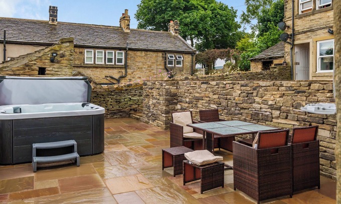 Hepworth Cottage | THE BARN, pet friendly, character holiday cottage in Holmfirth