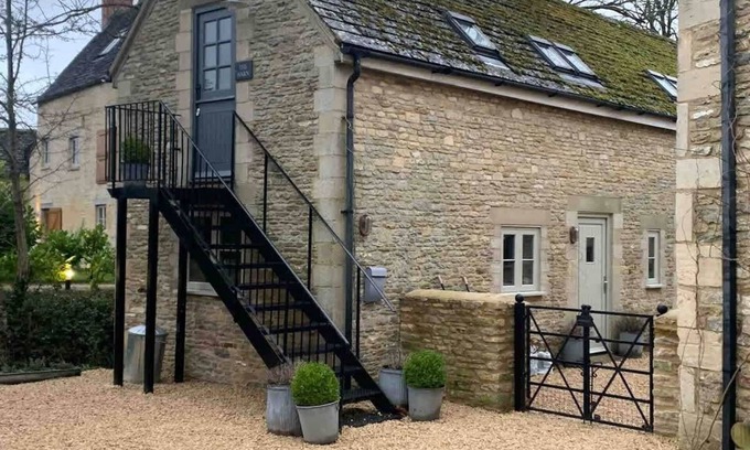 Ampney Crucis Apartment | The Barn | Romantic Cotswolds Stay for Two