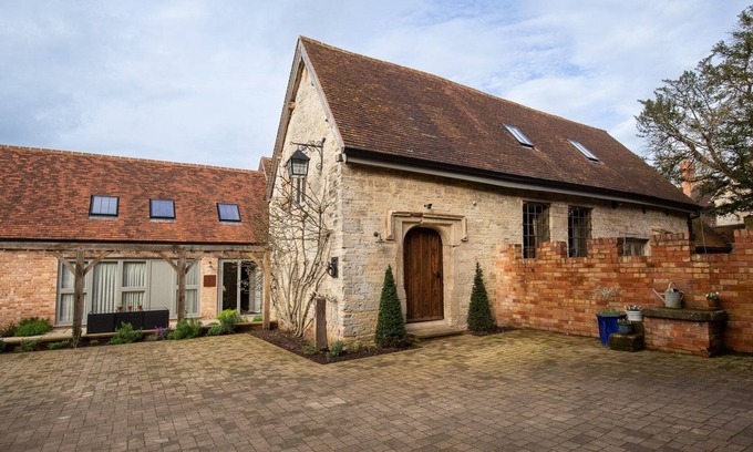 Priors Marston Cottage | The Barns at Holy Well, Southam, sleeps 10 guests in 5 bedrooms
