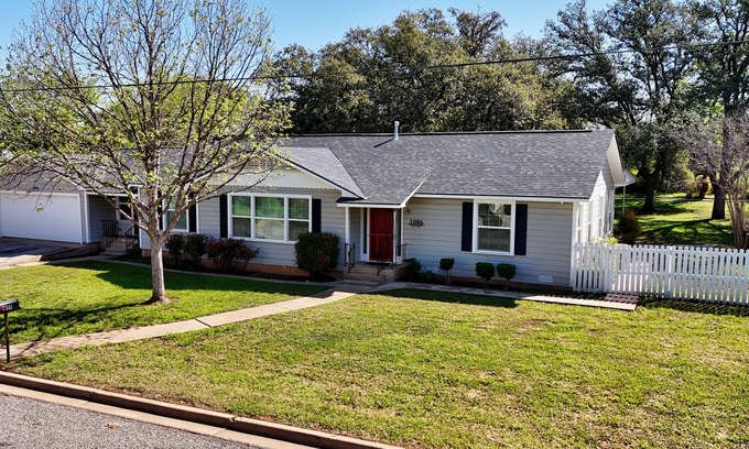 Llano House | The Bayley House, The Bayley House - Large Home on 1/2 Acre in Llano