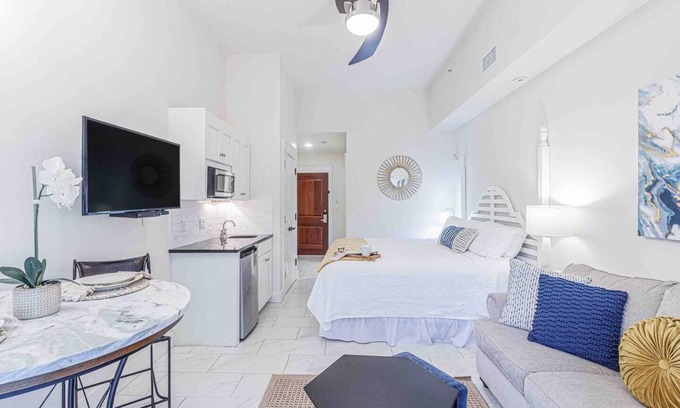 Baytowne Wharf Condo | The Baytowne Wharf Pilot House 123