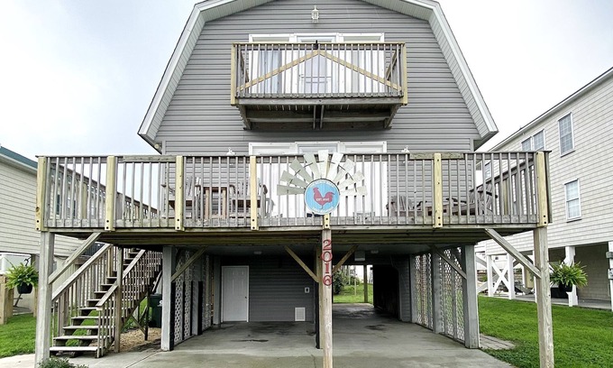 Surf City House | The Beach Barn - Dog-Friendly, Sleeps 10, Free Linen, Shibumi & RV Parking