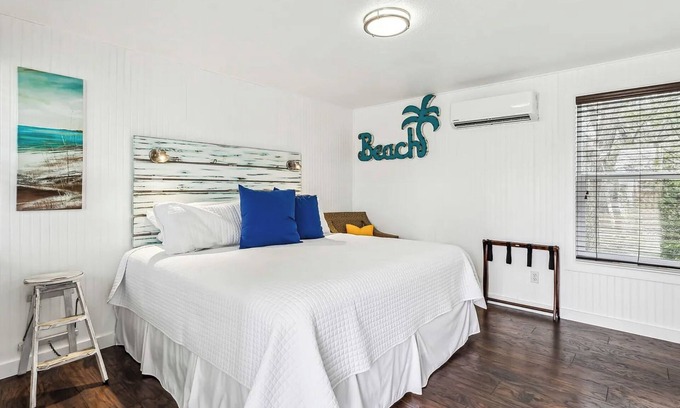 Granbury Cottage | The Beach Cottage at Travis Street Cottages