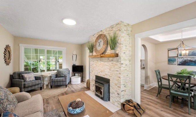 Coeur d'Alene House | The Beach Cottage - New remodel with stunning yard