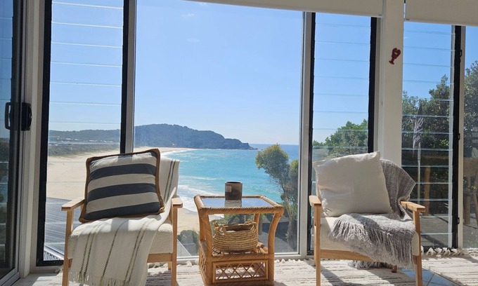 Boomerang Beach House | The Beach House, a stunning holiday home perched atop on the southern headland Boomerang Beach